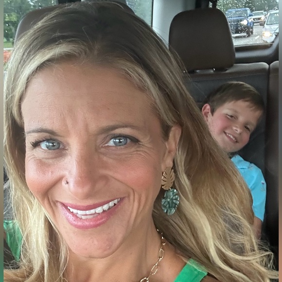 Meet your Posher, Tiffany - Picture 2 of 3